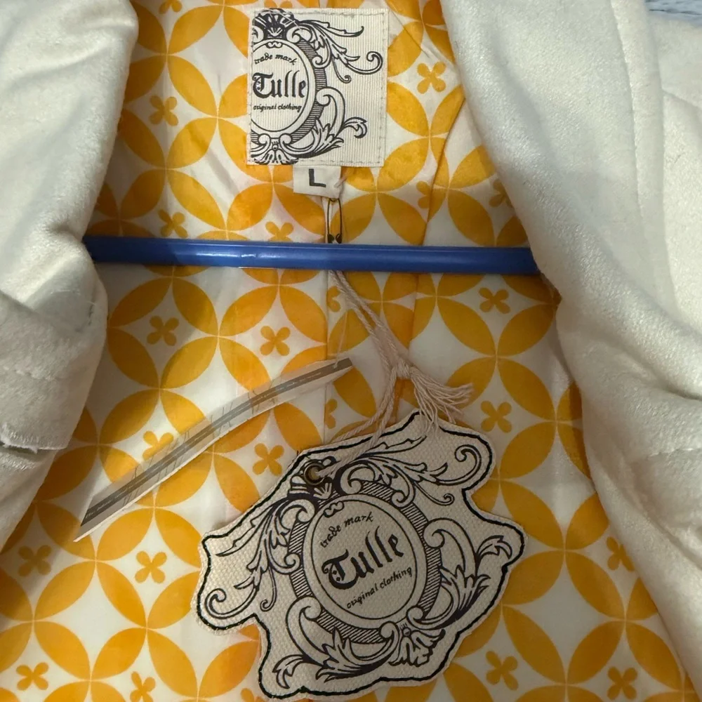 Beautiful white coat - Picture 2 of 3